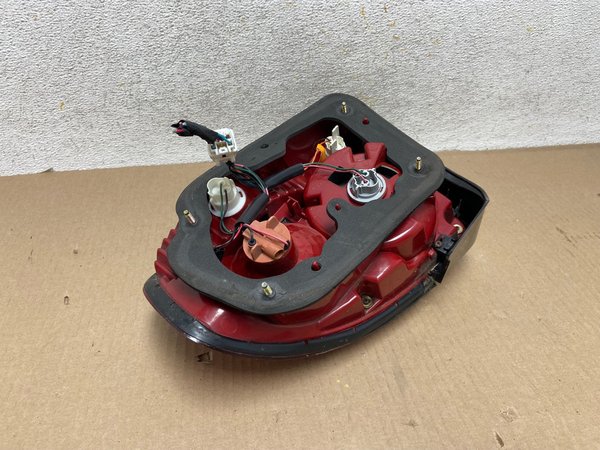 2002 to 2005 Hyundai Sonata Left Driver Lh Side Tail Light AH4371 LK4