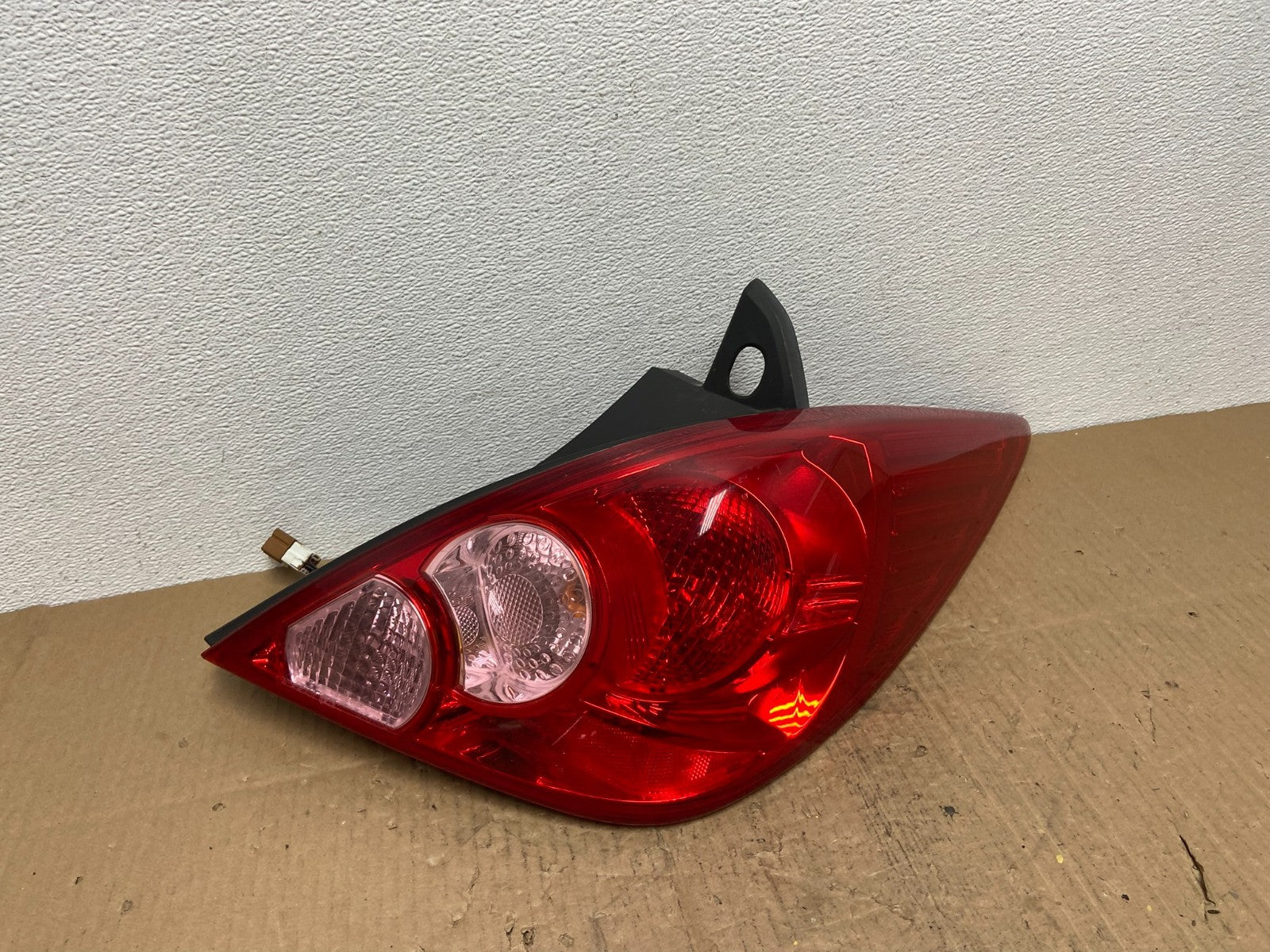 2007 - 2012 Nissan Versa Hatchback Right Passenger Side Tail Light AB8487 DW0