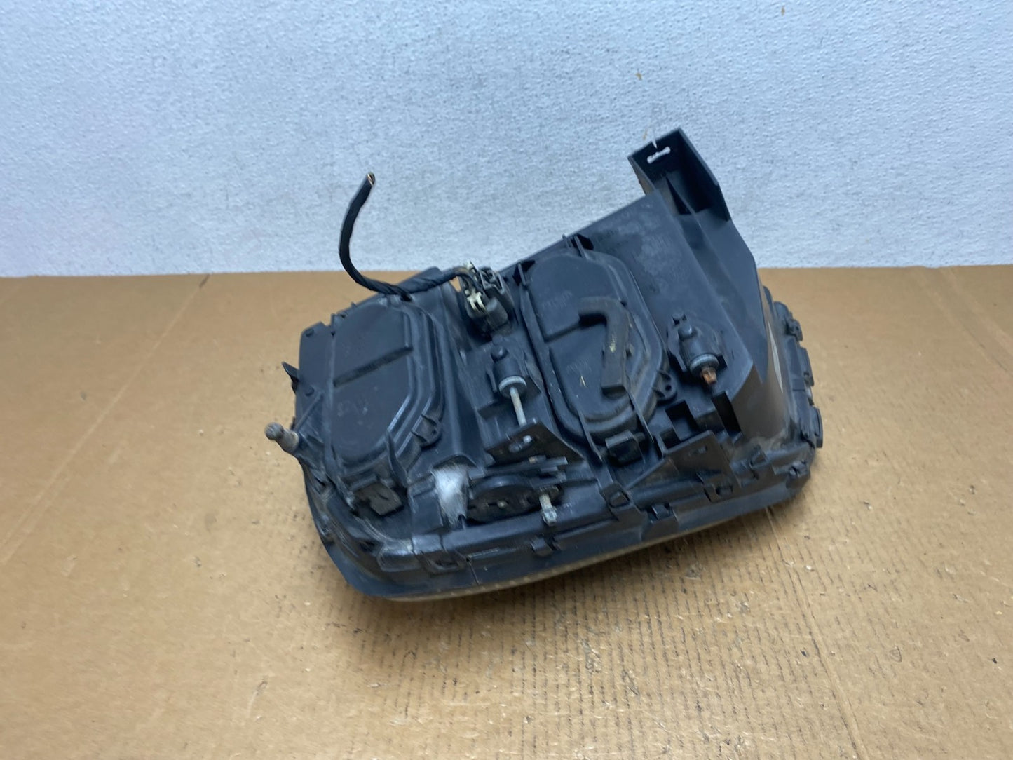 2000 to 2005 Cadillac Deville Right Passenger RH Side Headlight AE1417 DW8
