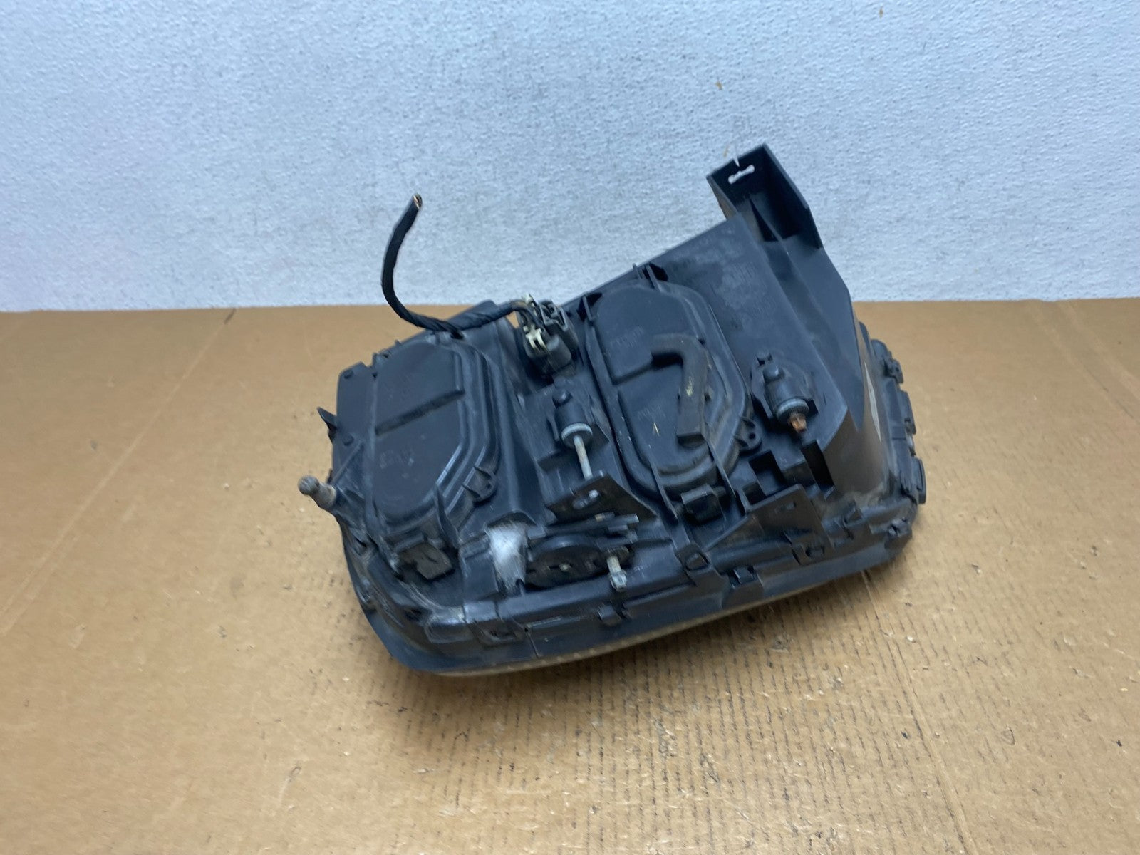 2000 to 2005 Cadillac Deville Right Passenger RH Side Headlight AE1417 DW8