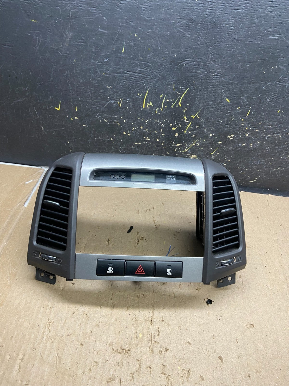 2007 to 2009 Hyundai Santa Fe Center Dashboard Radio Bezel Trim AC9206 DG0