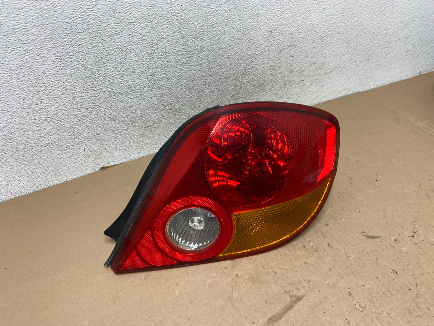2003 2004 Hyundai Tiburon Coupe Right Passenger Rh Side Tail Light AG40752