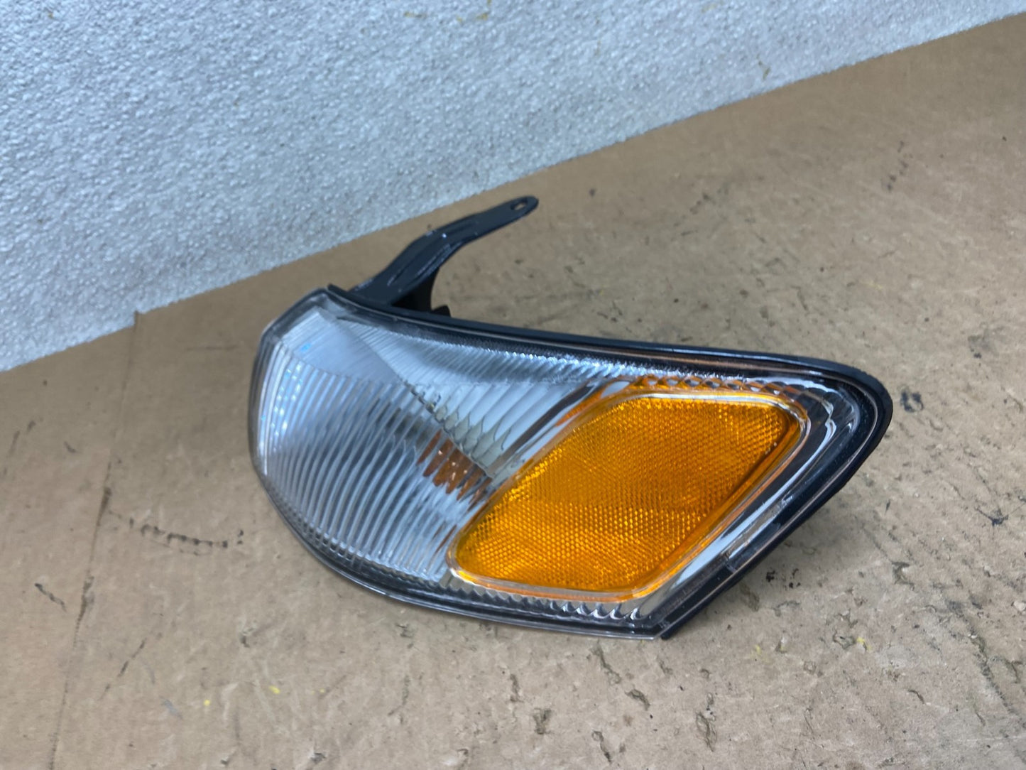 1997 1998 1999 Toyota Camry Left Driver LH Turn Signal Z9223 DW1