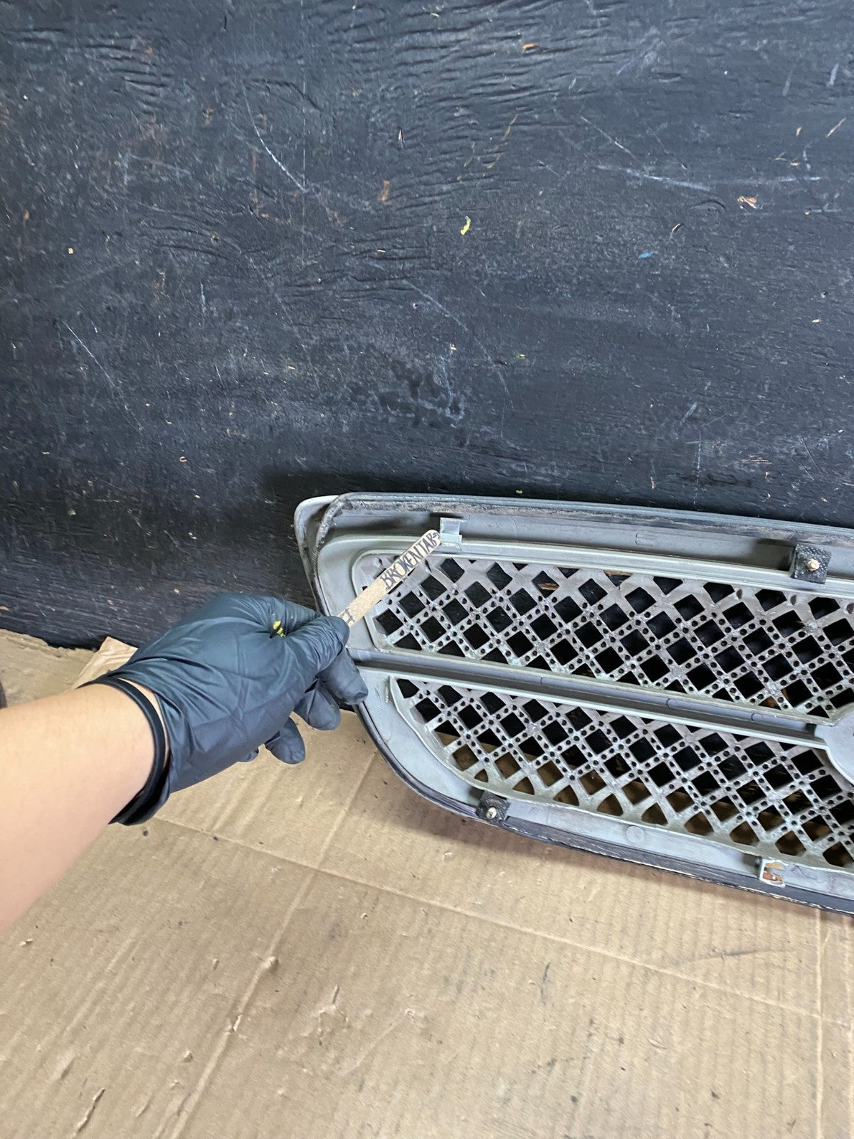 2004 to 2005 Kia Sedona Front Upper Grill Grille OEM r7819 DG11