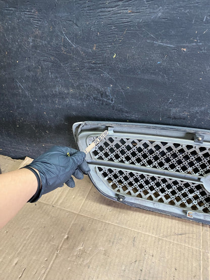 2004 to 2005 Kia Sedona Front Upper Grill Grille OEM r7819 DG11