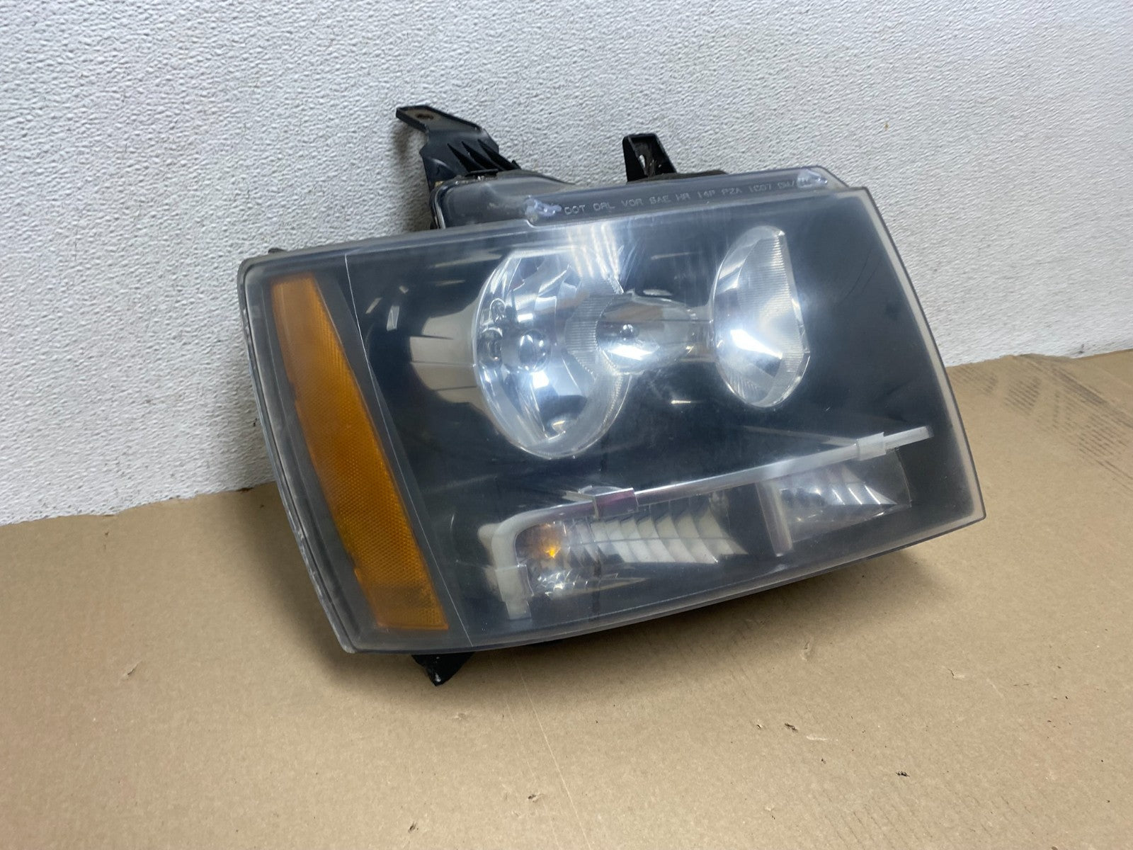 2007 to 2013 Chevrolet Suburban Tahoe Right Passenger RH Headlight AG6813 DW2