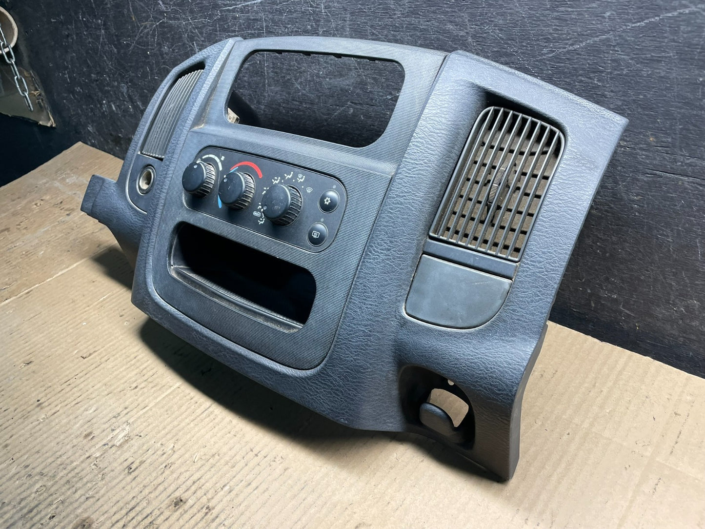 2002 to 2005 Dodge Ram Radio Climate Control Dash Air Vent Bezel Trim X8677 DG2