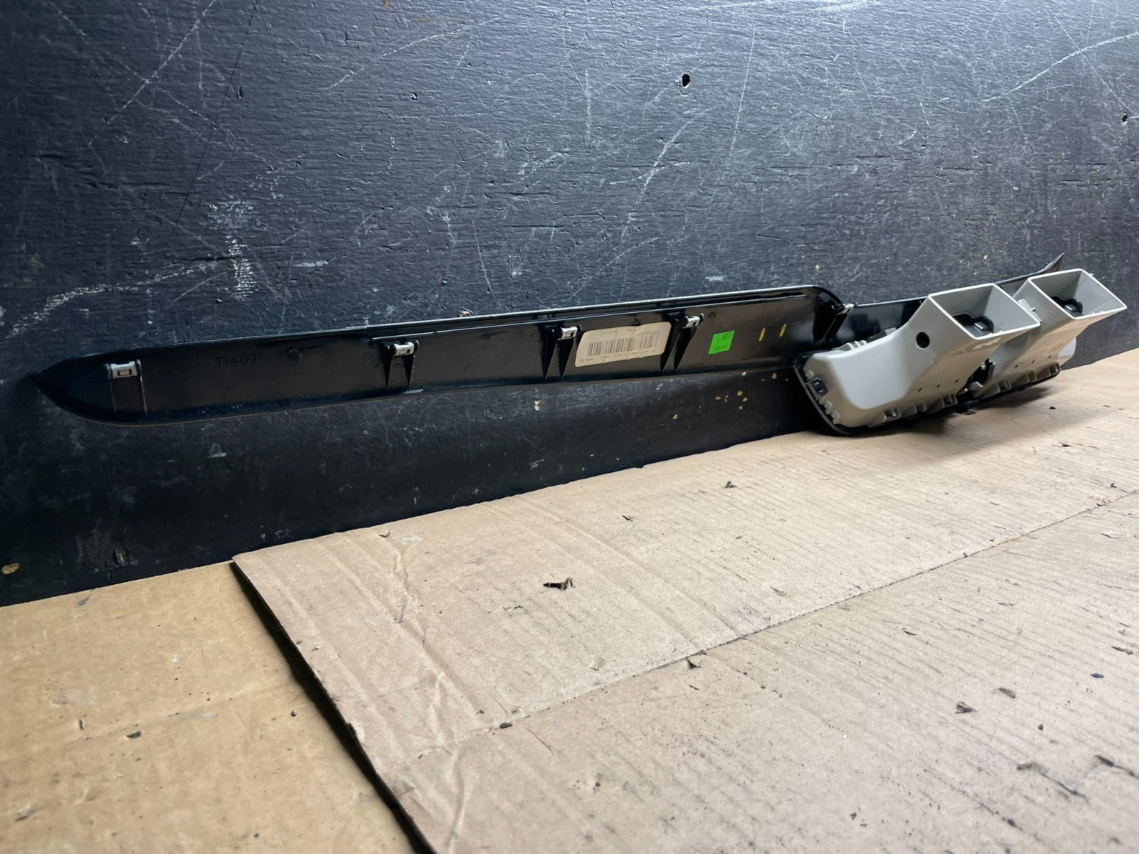 2009 to 2014 Volkswagen Routan Dash Center Trim Bezel Panel Vents U2048 DG5