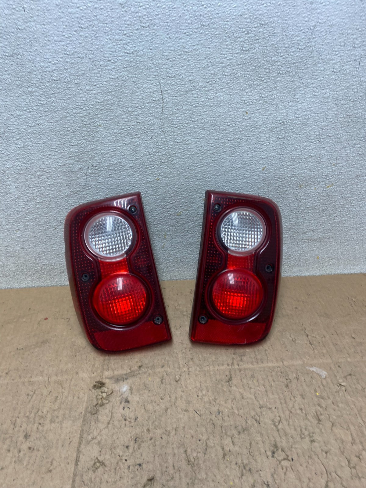 2004 to 2005 Land Rover Freelander Left+Right Tail Light OEM w2761 DG0