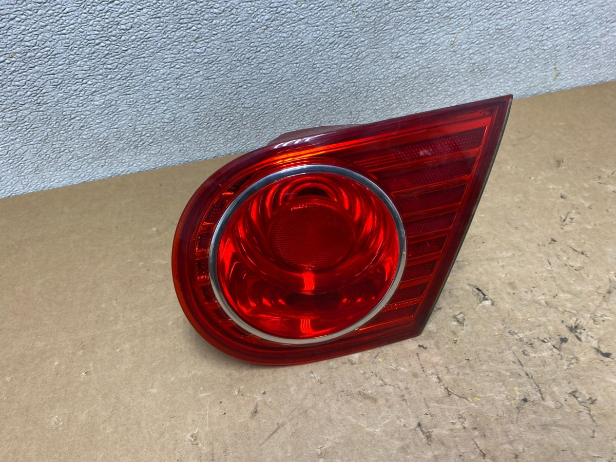 2004 2005 2006 Kia Amanti Right Passenger Side Tail Light Inner V5595 DW0