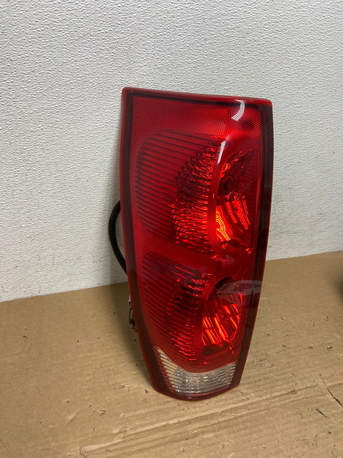 2002 to 2006 Chevrolet Avalanche Left Driver LH Tail Light AD4008 LK2