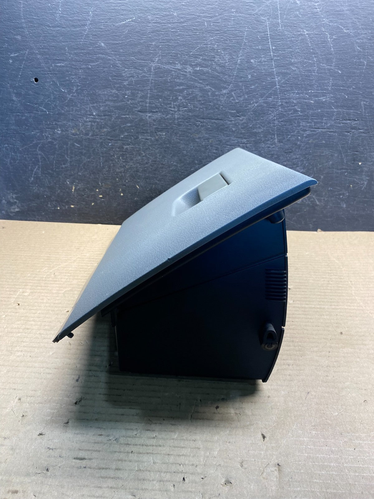 2004 to 2008 Ford F-150 Glove Box Compartment ah9727 DG2