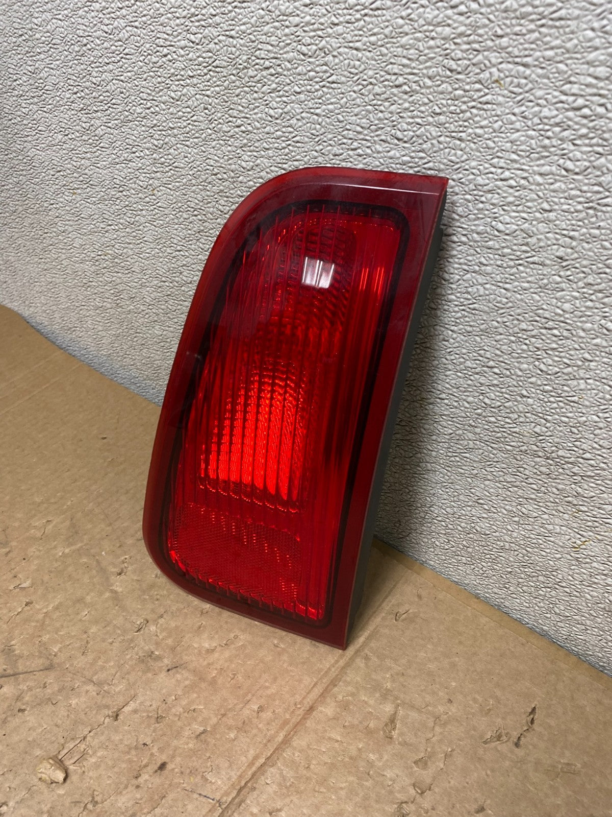 2003-2006 Lincoln Navigator Right Passenger Side Tail Light Inner V3584 DW2