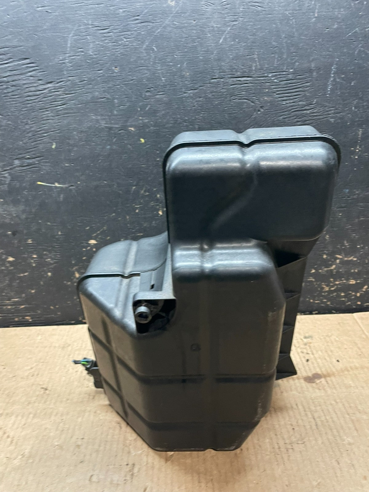 2007 - 2009 Cadillac SRX Subwoofer Bose Speaker OEM Y9553 DG2