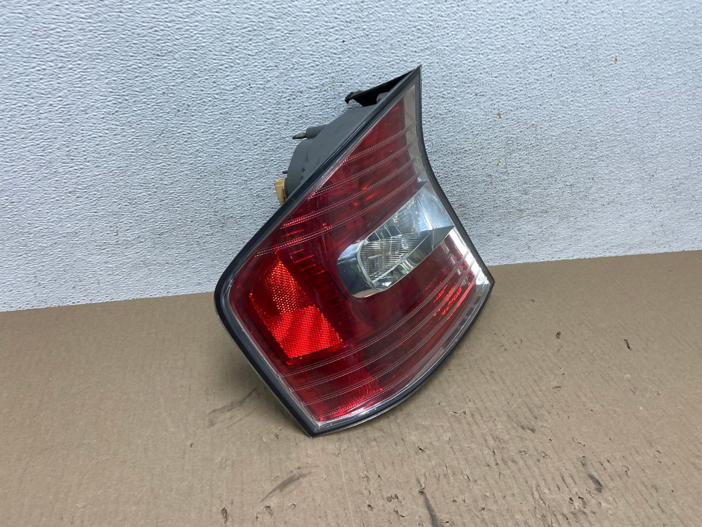2005 to 2007 Subaru Legacy Outback Left Driver LH Tail Light AE7038 LK2