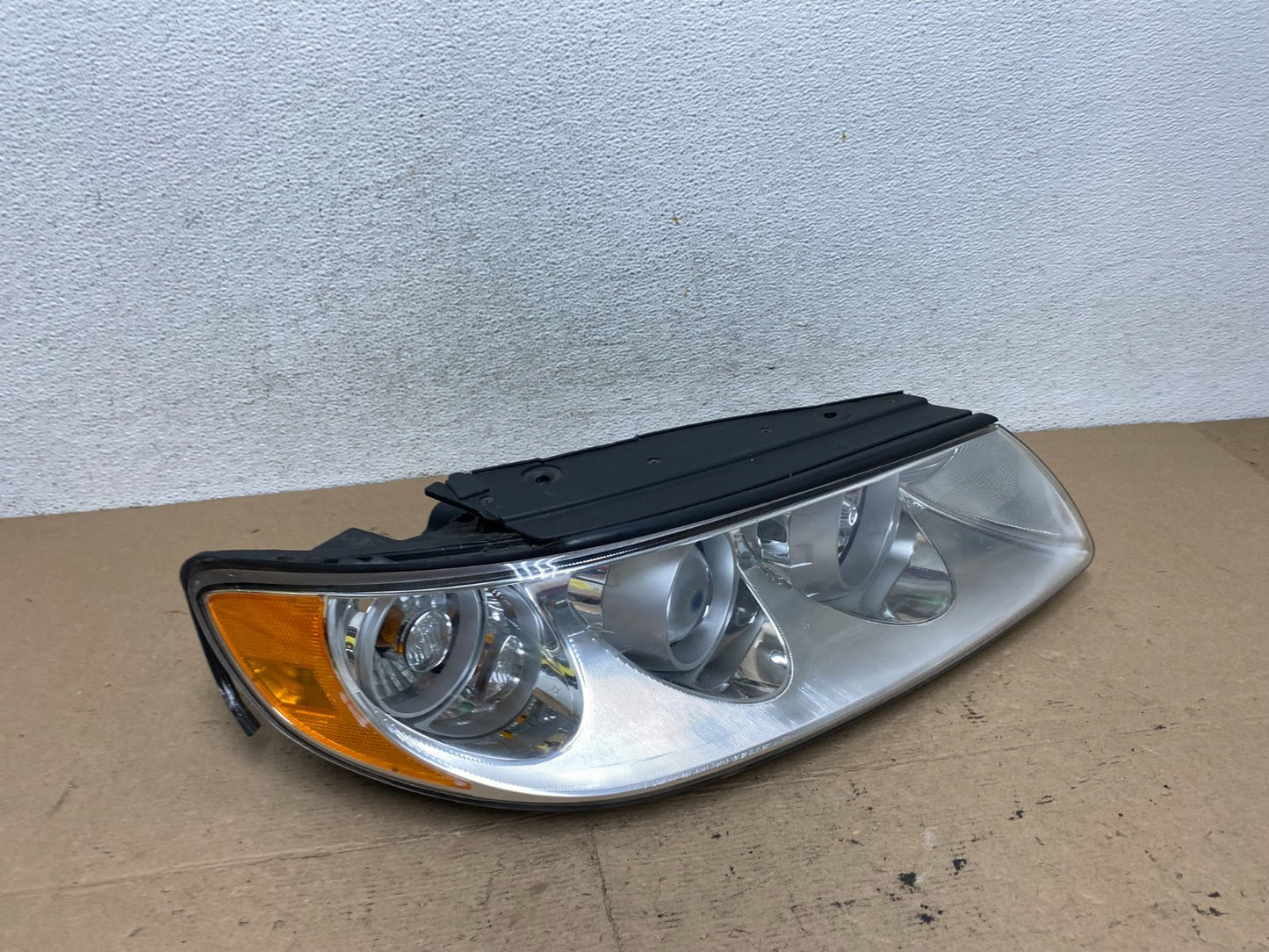 2006 to 2010 Hyundai Azera Right Passenger Side Halogen Headlight AF5697 DW2