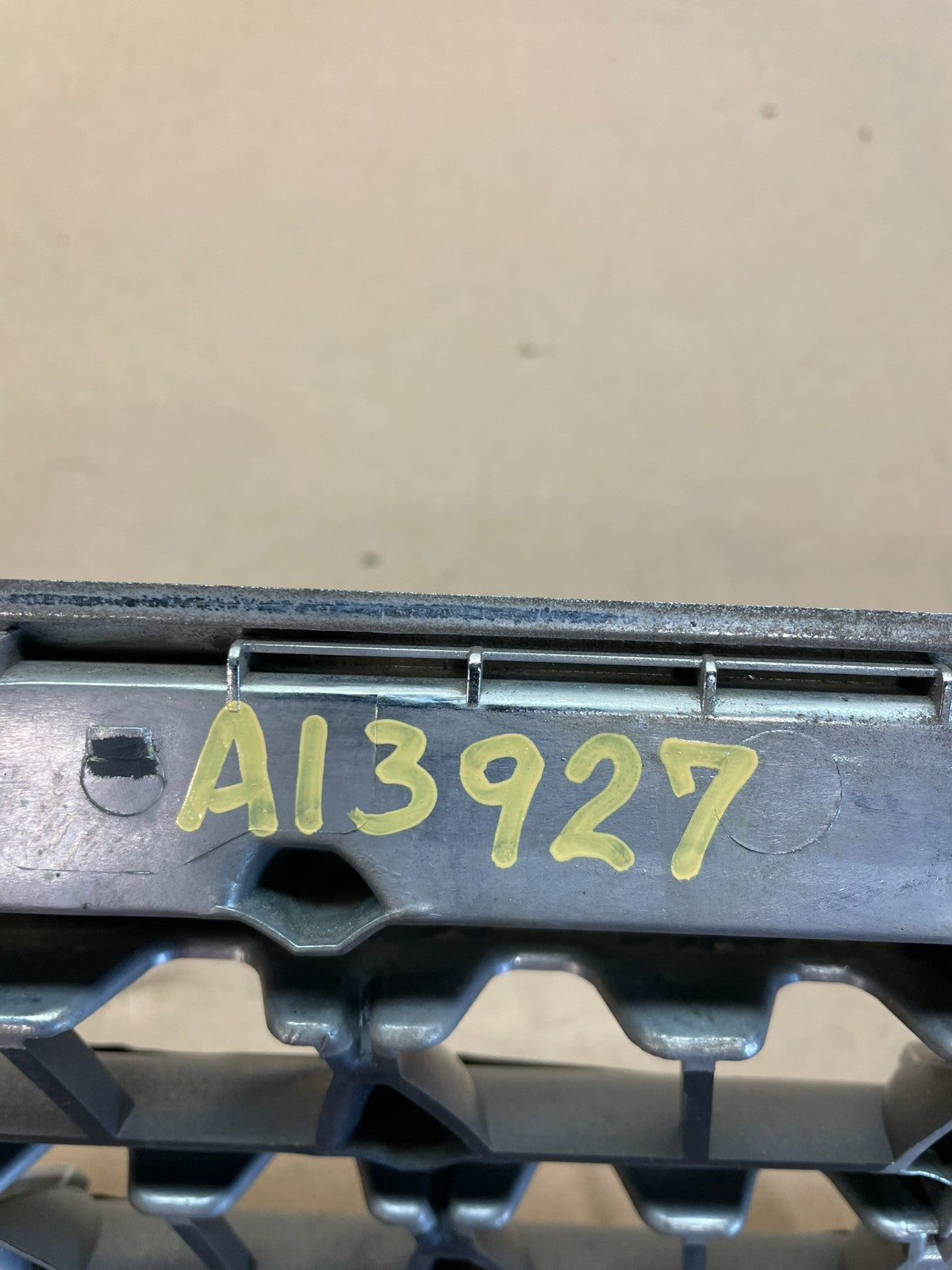 2003 2004 Toyota Avalon Front Upper Grill Grille AI3927 DG5