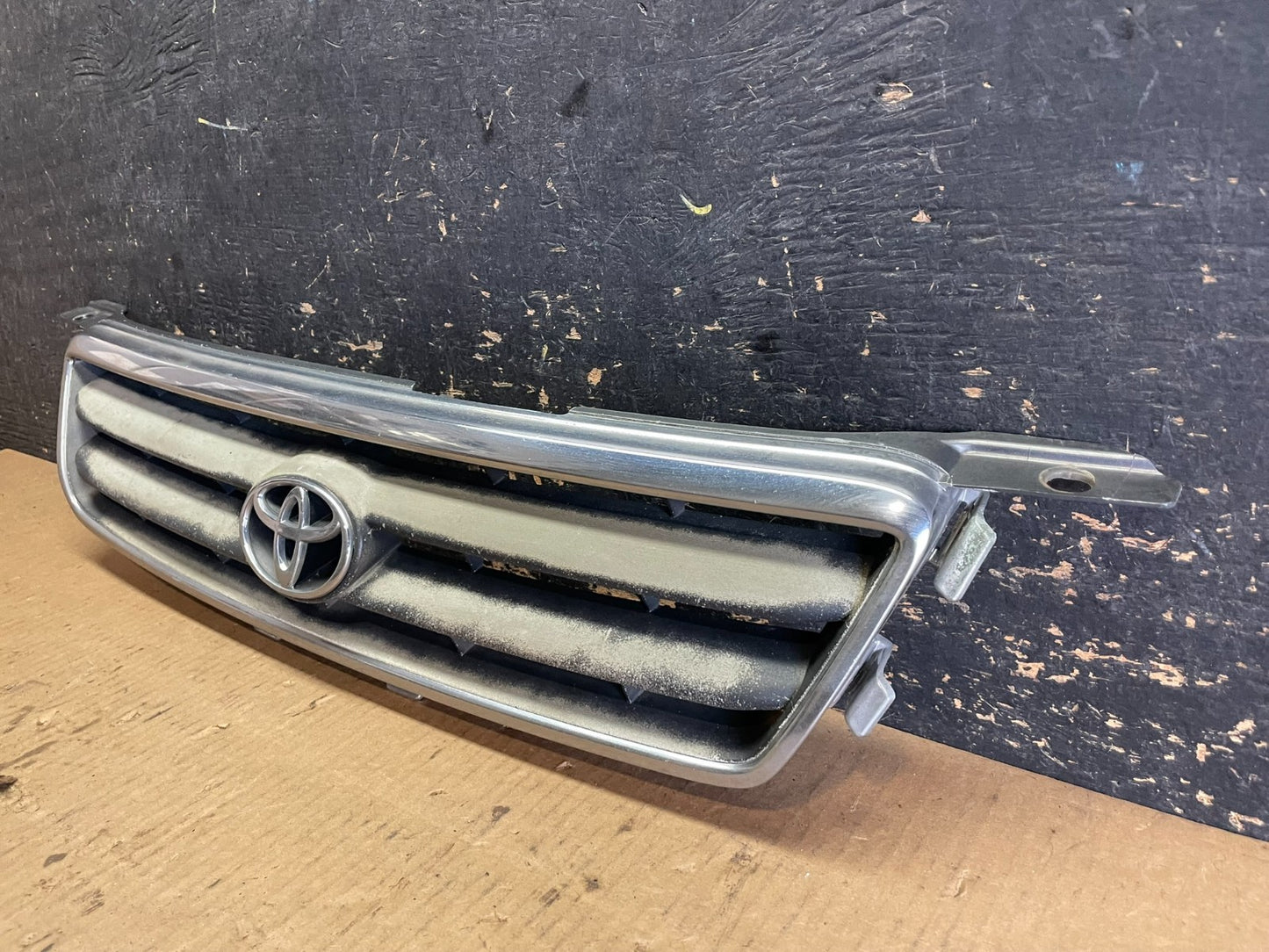 2000 to 2001 Toyota Camry Front Upper Grill Grille OEM AA8834 DG2