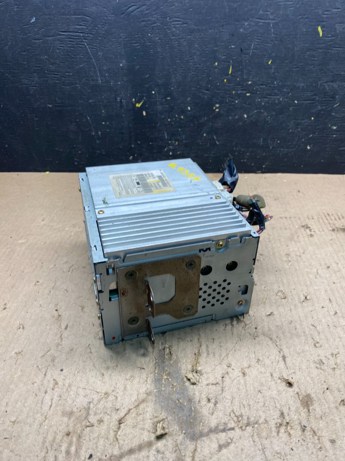 2004 to 2005 Nissan Titan Am Fm Cd Player Radio Receiver Q9357 DG2