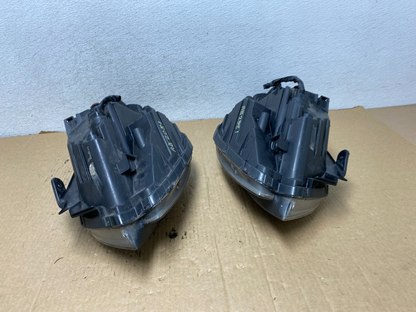 2010 - 2011 Kia Soul Left+Right Headlights Halogen AG2081 DW10