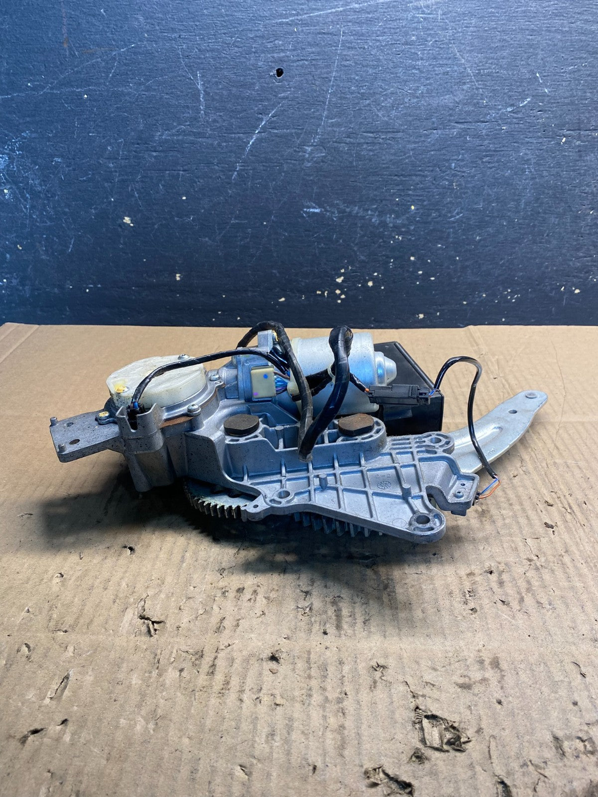 GMC Acadia Yukon Tahoe  Rear Trunk Liftgate Power Motor Actuator OEM AA7437 DG0
