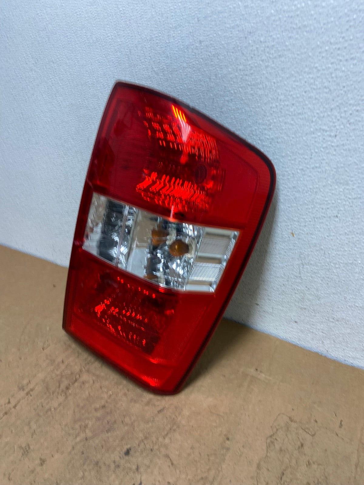 2006 to 2011 Kia Carnival Right Passenger RH Side Tail Light AD0542 LK1