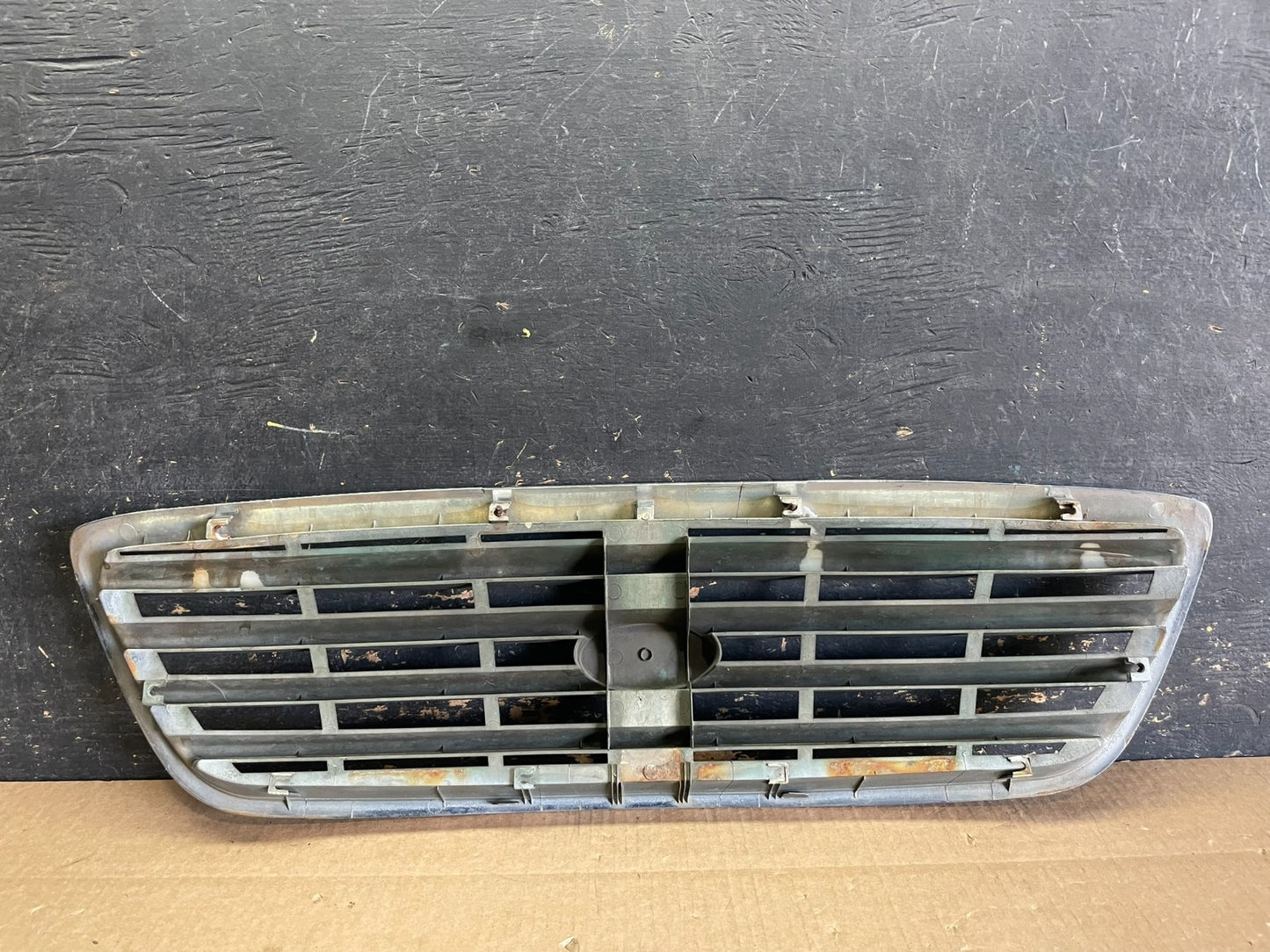 2001 to 2004 Kia Sedona Front Upper Grill Grille OEM AB3020 DG3