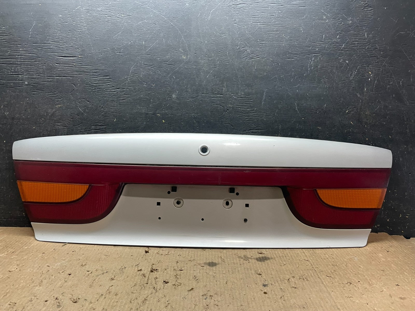 2000-2002 Saturn SL2 Sedan Center Tail Light Lid Trunk Rear Panel  Z5701 DG0