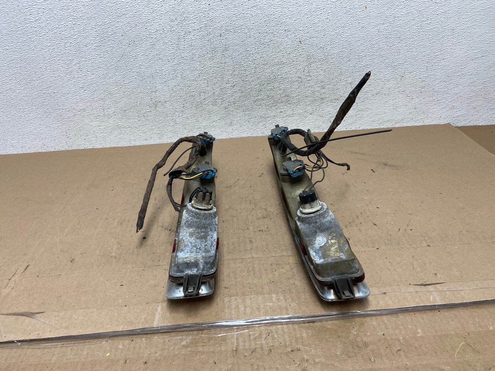 1994 to 1999 Cadillac Deville Left+Right Side Tail lights AE6831 LK6