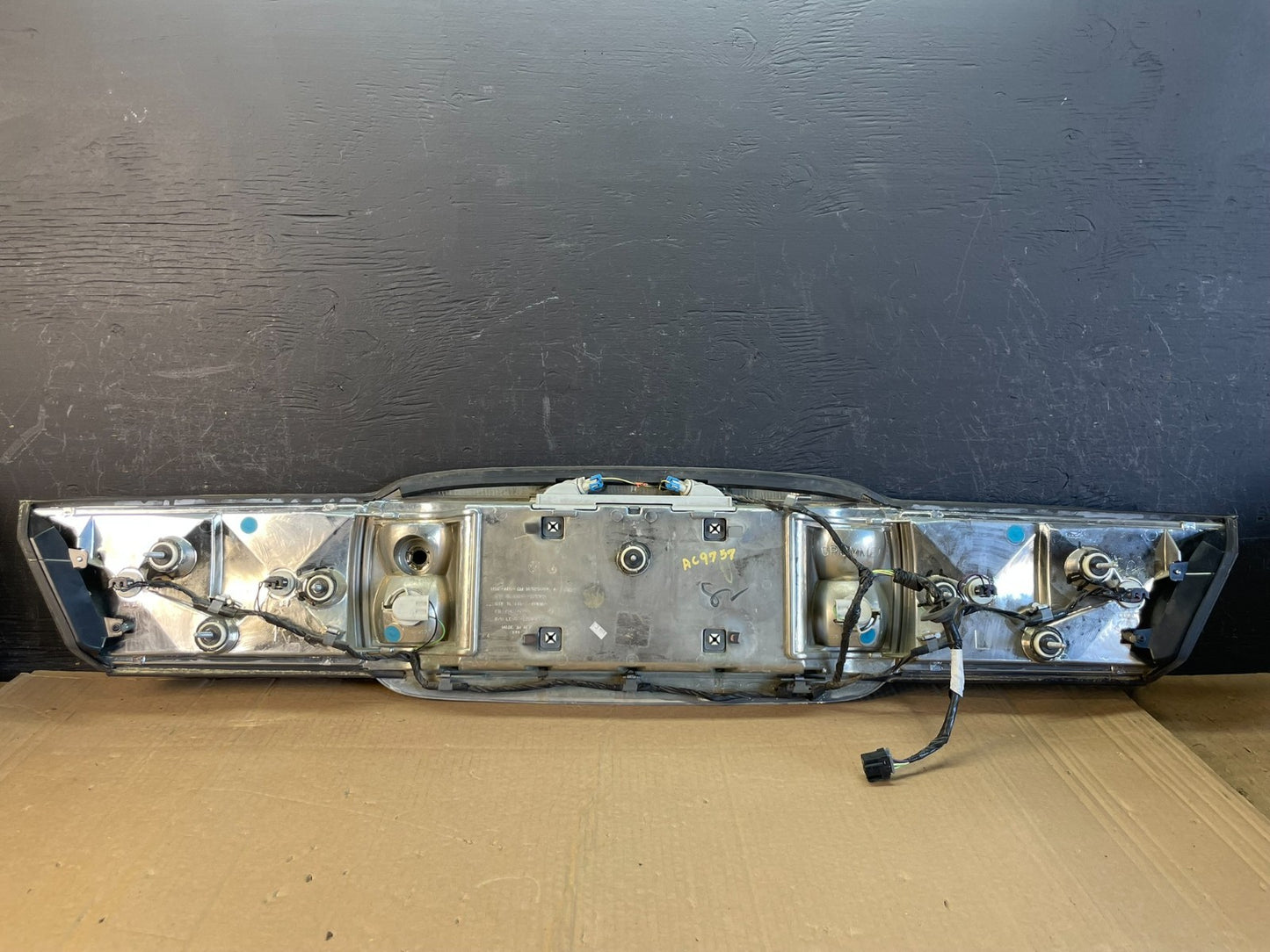 2000 to 2005 Buick Lesabre Trunk Rear Center Tail Light Panel AC9757 DG6