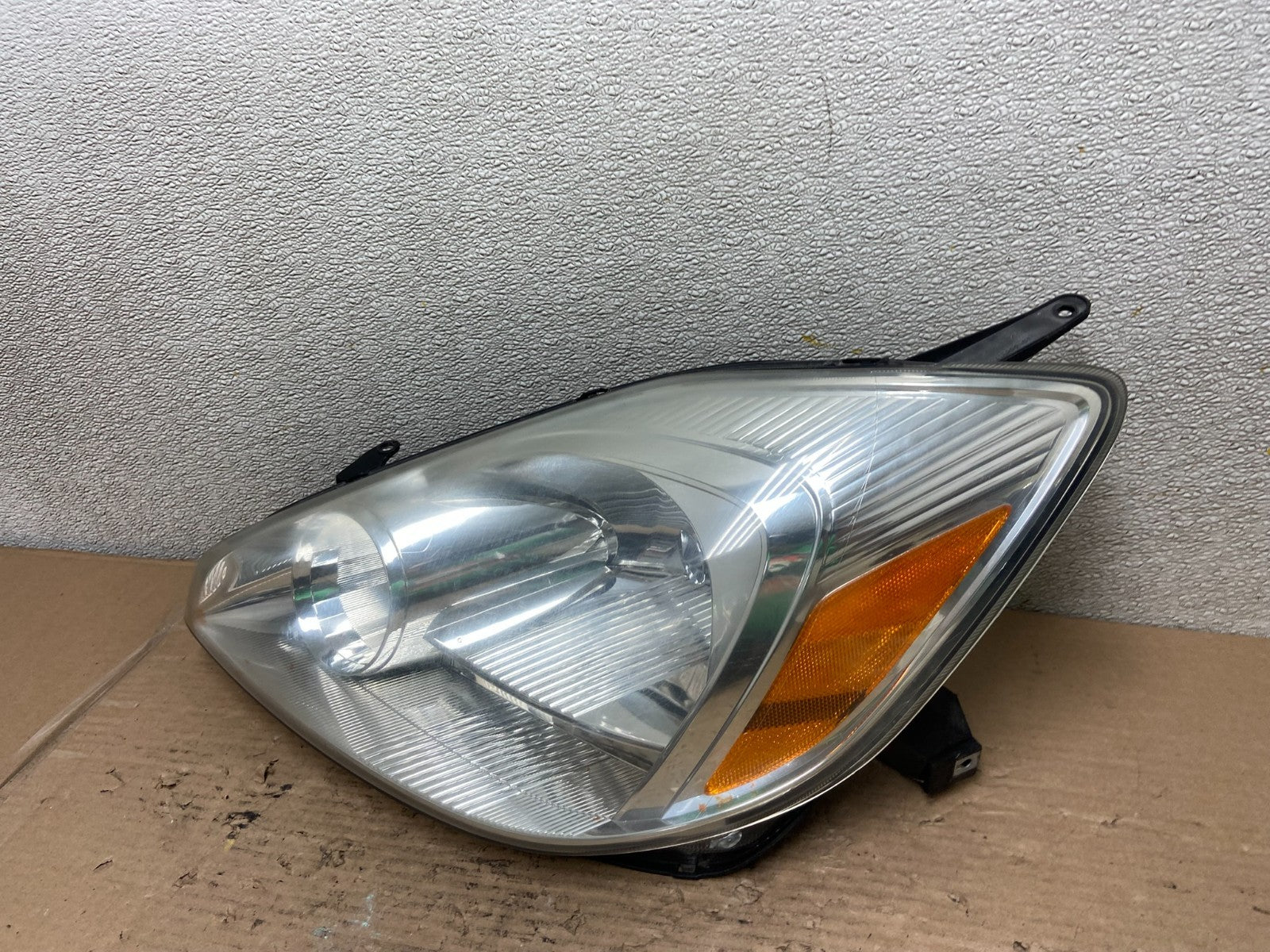 2004-2005 Toyota Sienna Left Driver LH Side Halogen Headlight AA9537 DW1