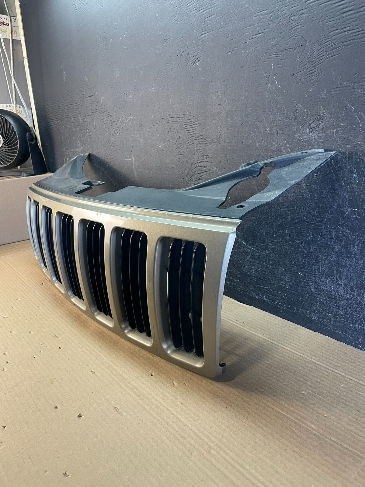 2005 2006 2007 Jeep Grand Cherokee Front Upper Grill Grille AE8662 DW1