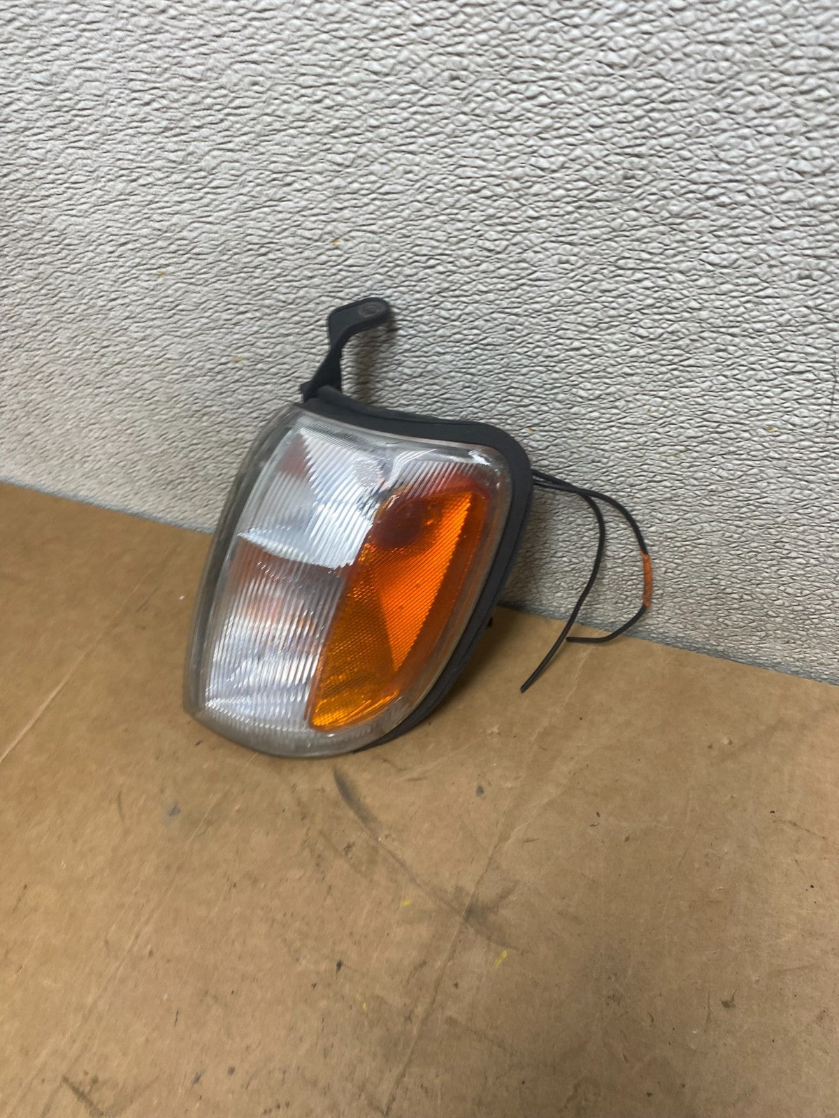 1998 - 2000 Nissan Frontier Front Left Driver Turn Signal Aftermarket X4680 DG1