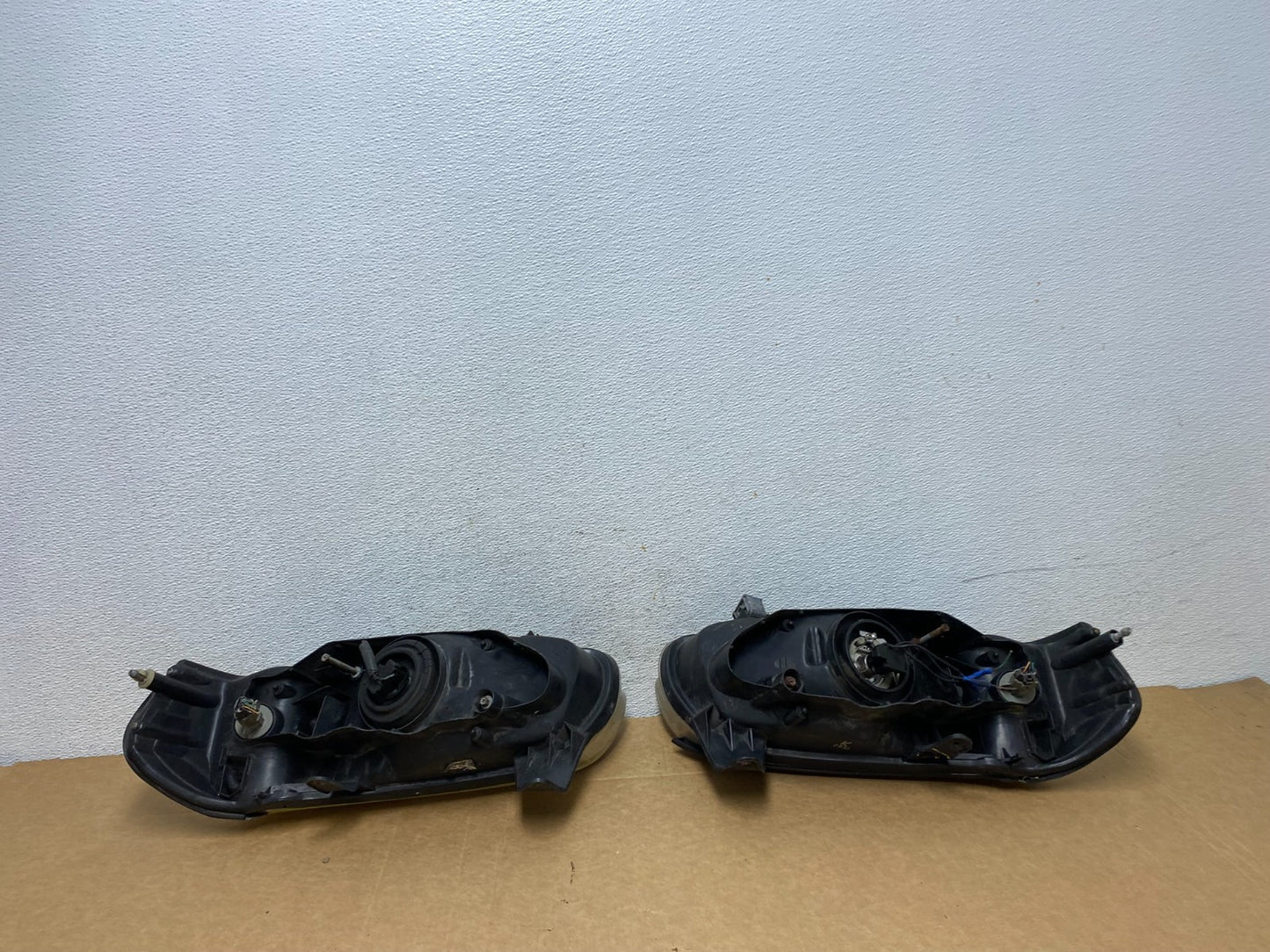 2000 to 2001 Nissan Maxima Left+Right Side Set Halogen Headlights AD5283 DW9