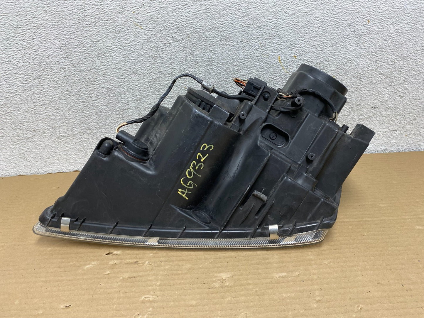 2004 to 2006 Chrysler Pacifica Headlight Right Passenger Halogen AG9323 DW9