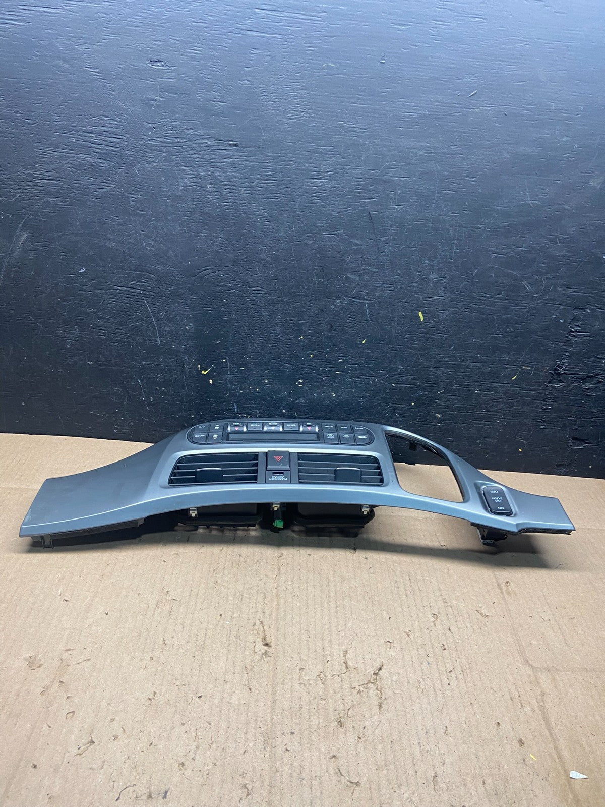 2005 to 2010 Honda Odyssey Radio Climate Control Dash Trim Bezel Q0807 DG3