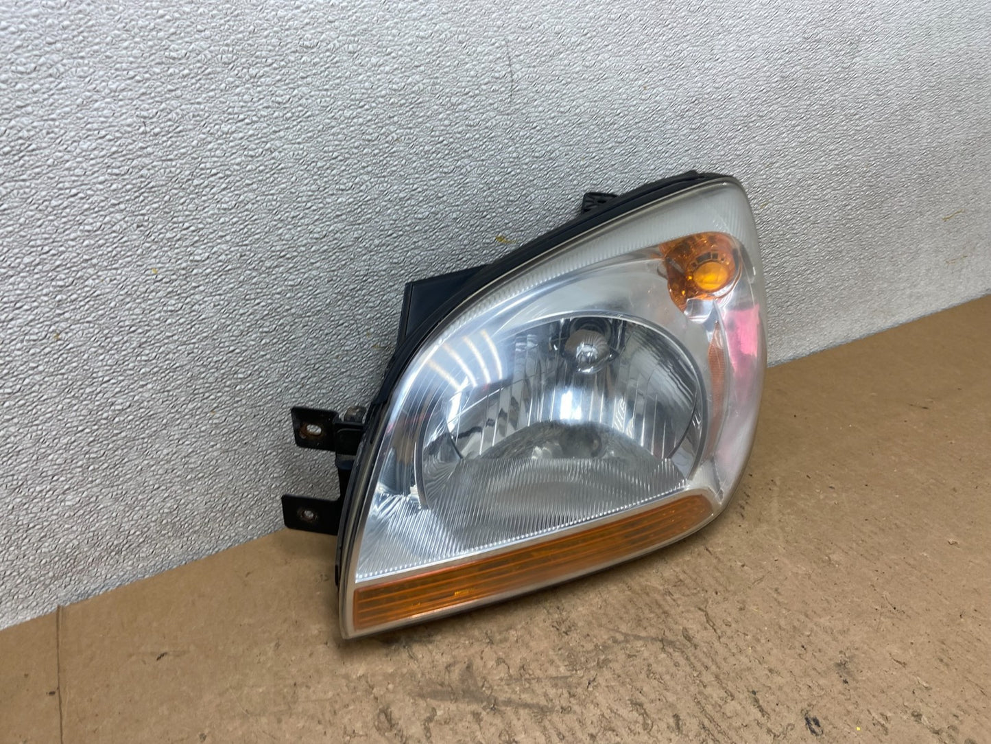 2005 to 2006 Kia Sportage Left Driver LH Halogen Headlight OEM Z9586 DW2