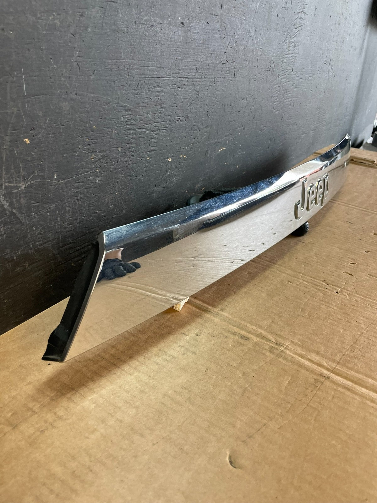 2011-2013 Jeep Grand Cherokee Liftgate Garnish Molding Trim W/ Camera AE8405 DG2