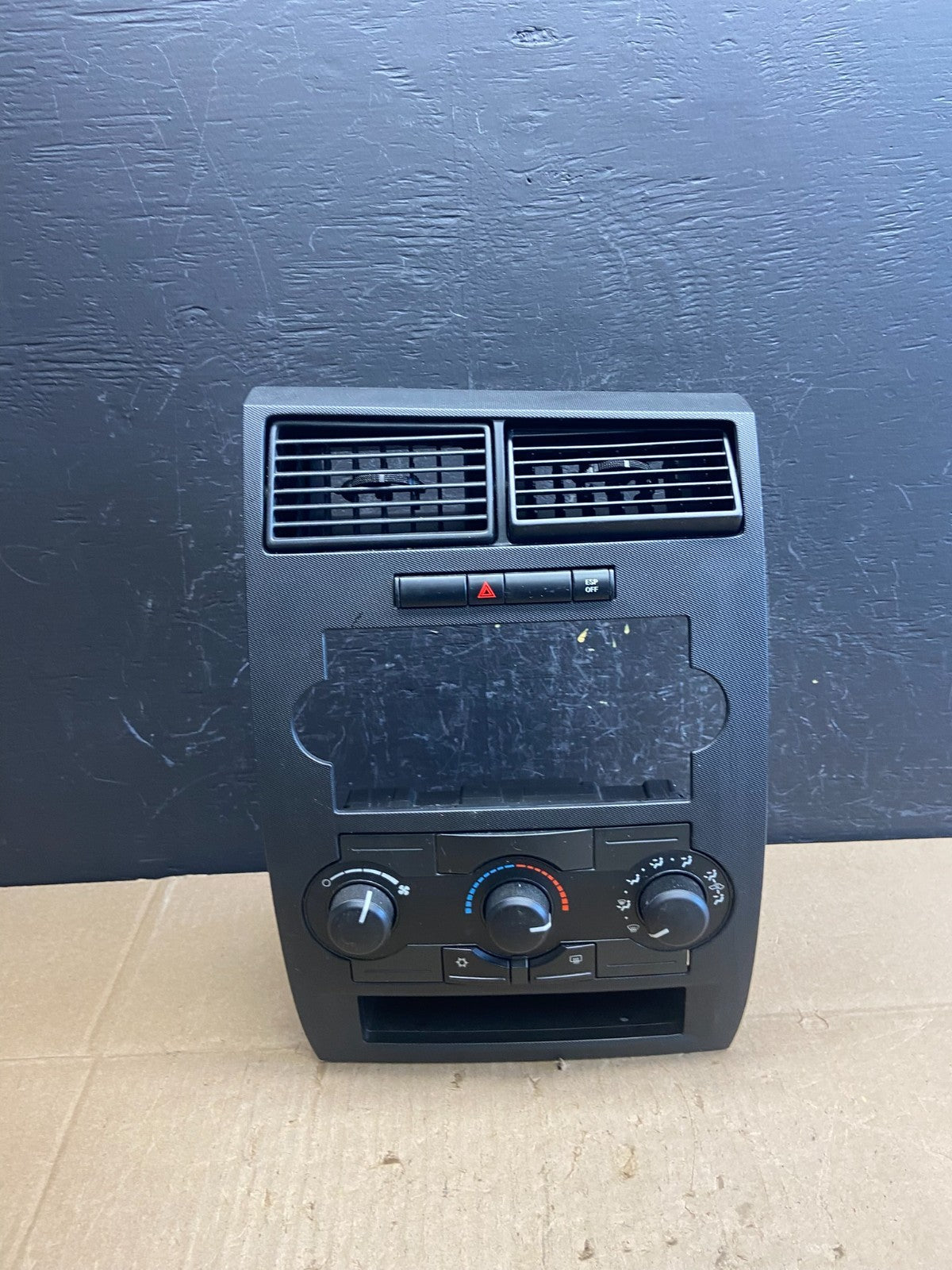 2005 2007 Chrysler 300 Magnum Heater A/C Climate Control  Trim Bezel AB9697 DG0