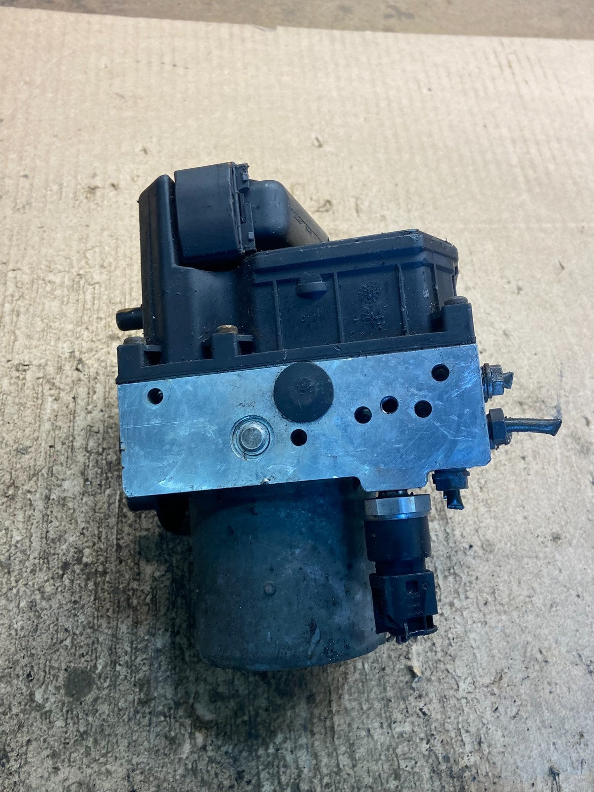2016 - 2018 Kia Sorento ABS Anti-Lock Brake Pump 6758969 OEM Z8945 DG5