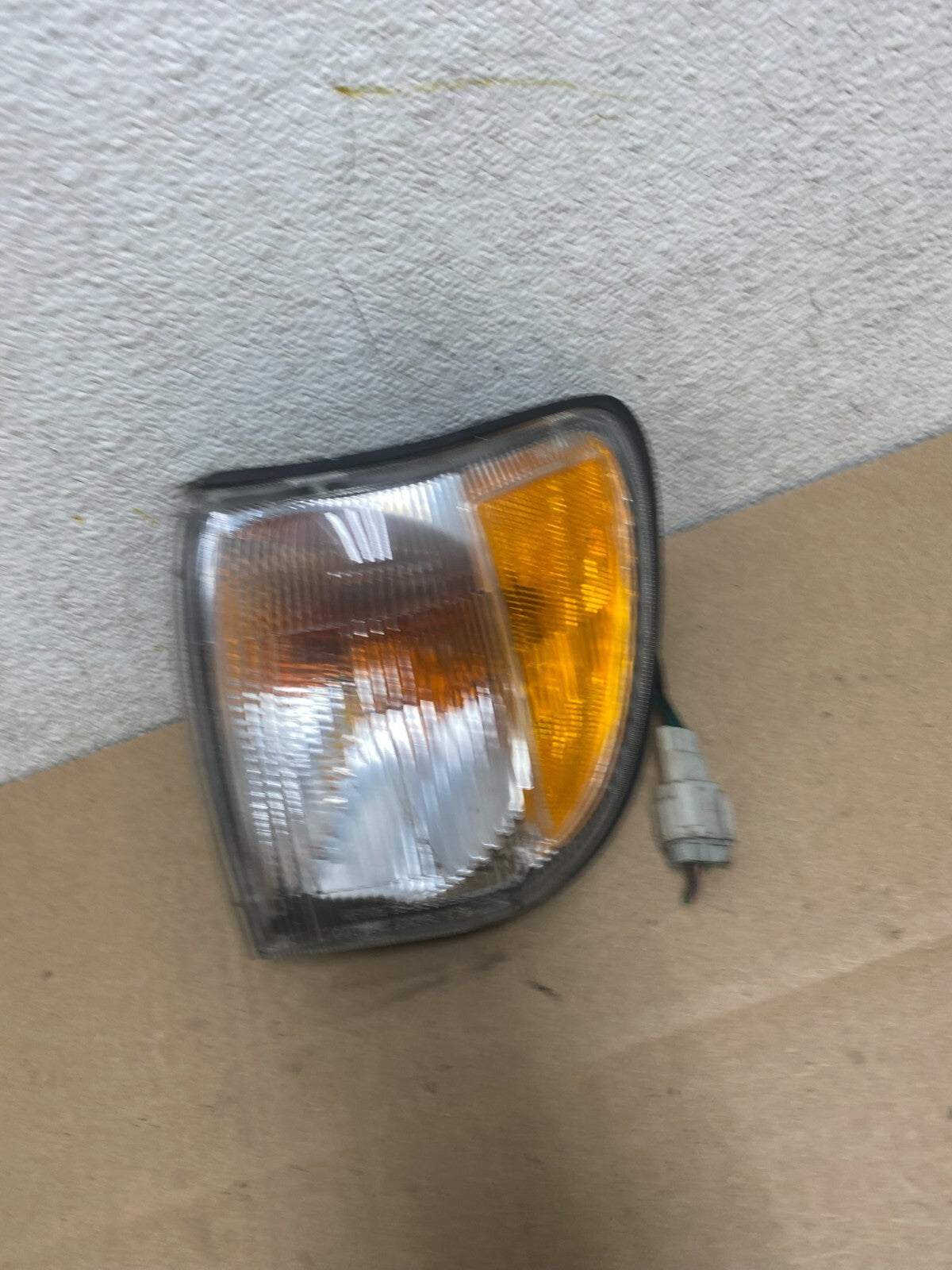 1999-2004 Nissan Pathfinder Front Left Driver Turn Signal J8483 DW2