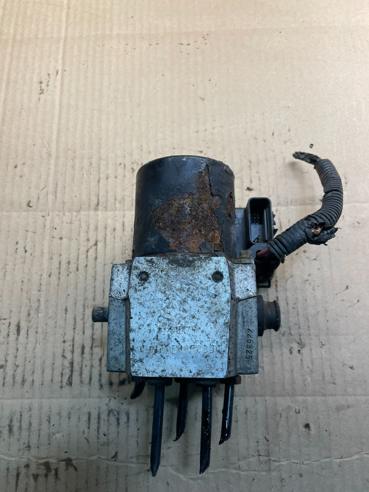 2004-2006 Chevrolet Express ABS Pump Control OEM 13567115 Module X8567 DG2