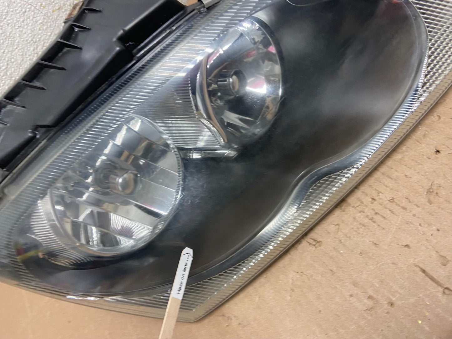 2004 to 2006 Chrysler Pacifica Headlight Right Passenger Halogen OEM Y1038 DW4
