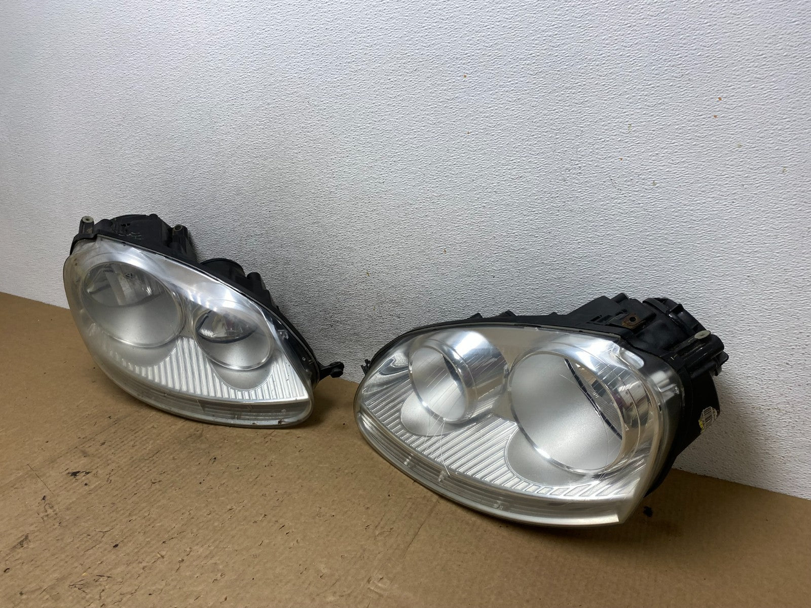 2005 to 2010 Volkswagen Jetta Left+Right Side Headlights Halogen AF9869 DW1