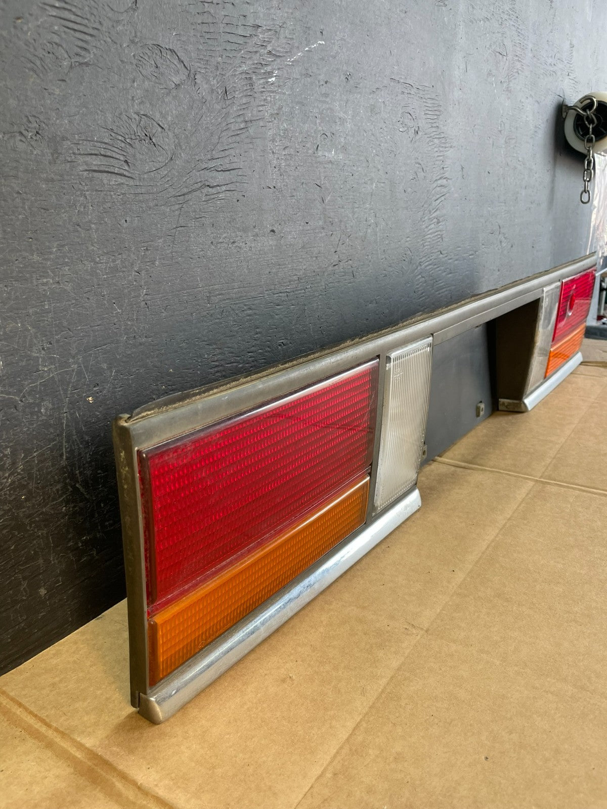 1990 Dodge Spirit Center Trunk Tail Light Lamp Lid Panel AE0804 DG2
