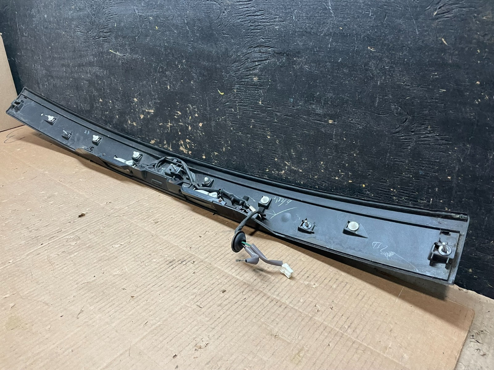 2009 - 2013 Subaru Forester  Liftgate Tailgate Trunk Trim Molding Y1953 DG6
