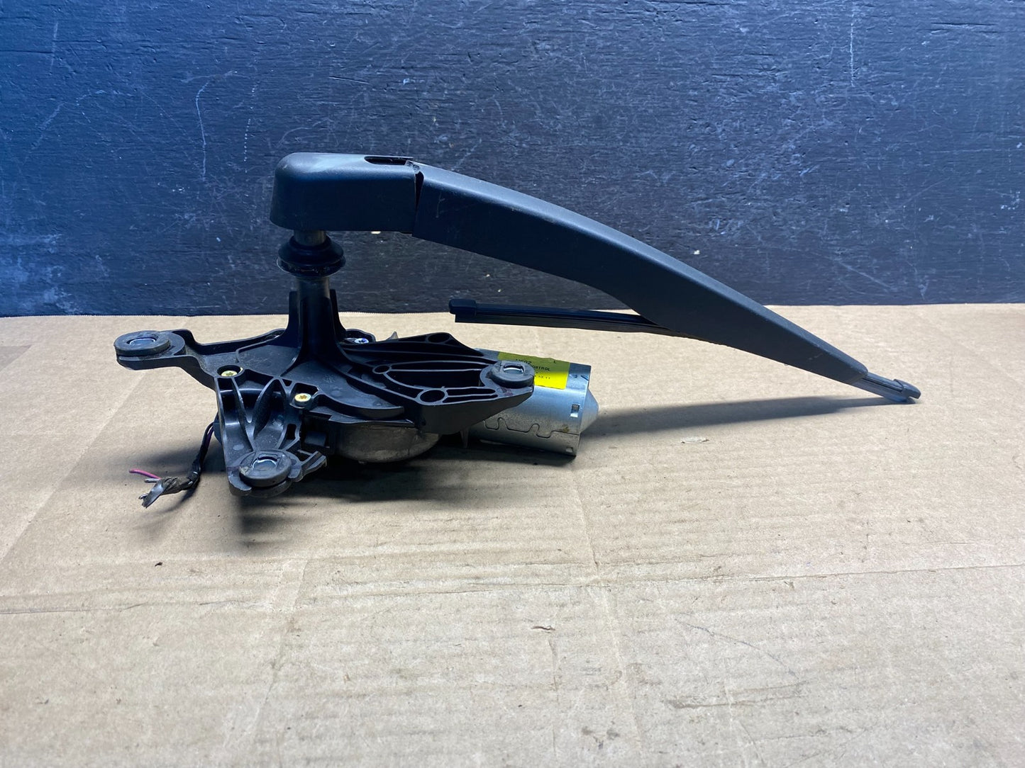 2011 to 2019 Ford Explorer Rear Windshield Wiper Motor ae8268 DG1