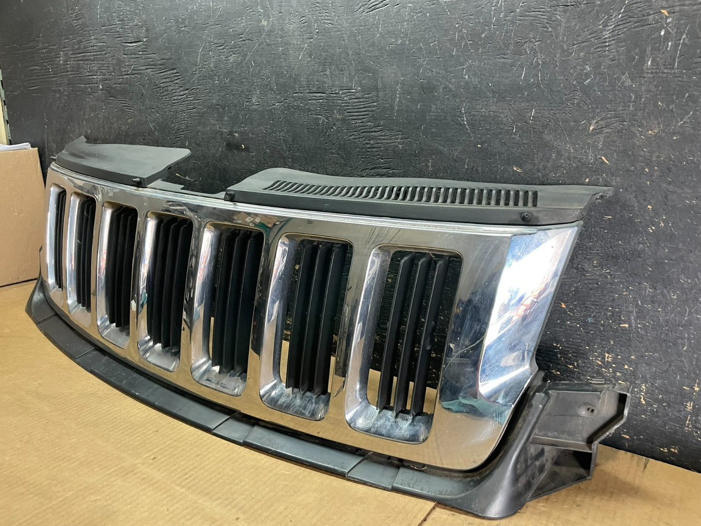 2011 to 2013 Jeep Grand Cherokee Front Upper Grill Grille OEM AA9068 DG1