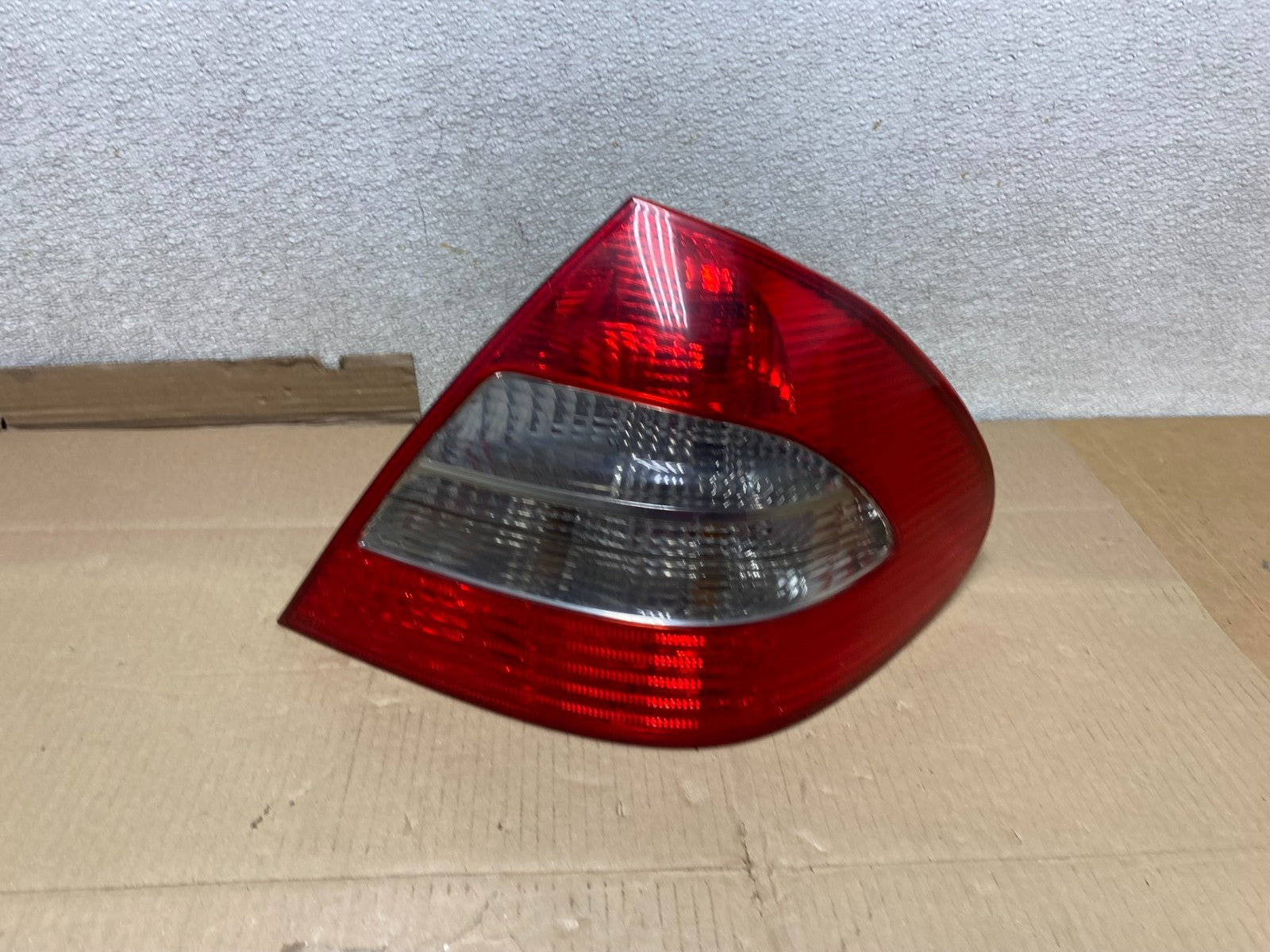 2003 to 2006 Mercedes E E320 E500 Sedan Right Passenger Tail Light U2801 DW0