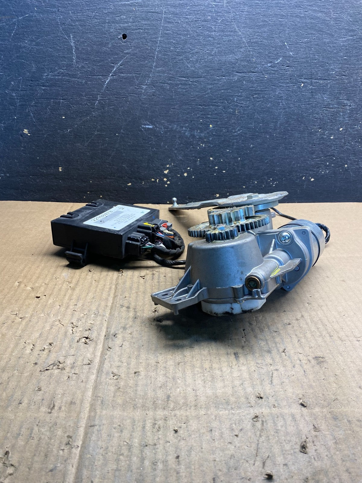 2009 to 2016 GMC Acadia Rear Trunk Liftgate Power Motor Actuator OEM AA7869 DG3